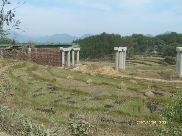 紧张修建的大桥.jpg