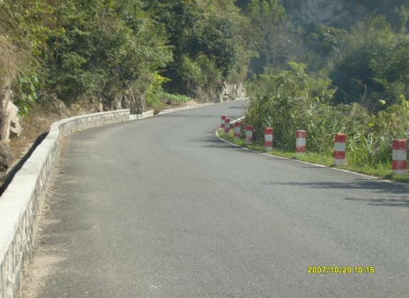 蜿蜒的山路.jpg