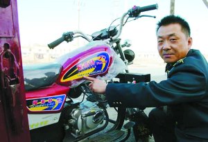 执法人员查处非法拼装摩托。.jpg