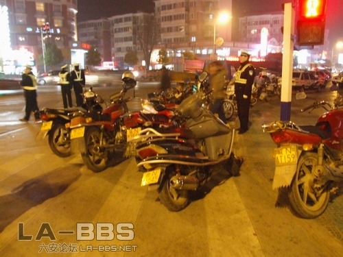 交警查扣大量违法摩托车.jpg