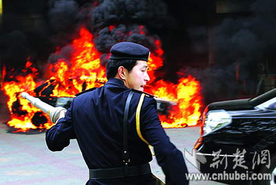 勇保安突入火海贴身扑救.jpg