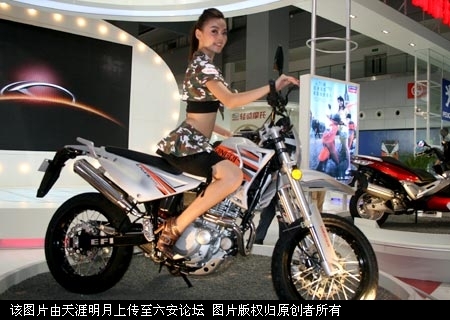 轻骑摩托车模骑姿性感驾驭战獒越野摩托图一.jpg